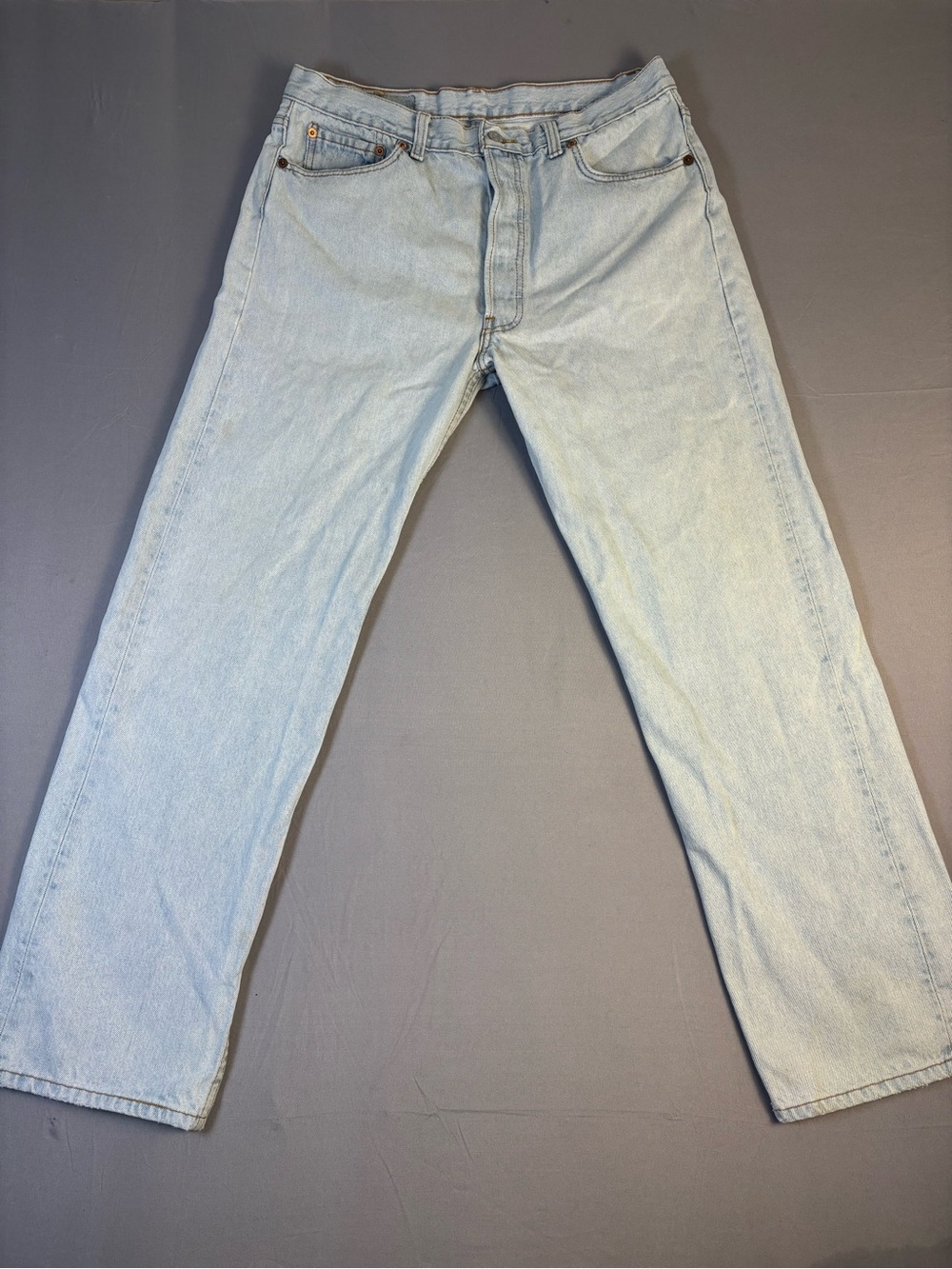 1992 VINTAGE LEVIS SIZE 32. Beautiful, crisp denim. The perfect Levi Jean!